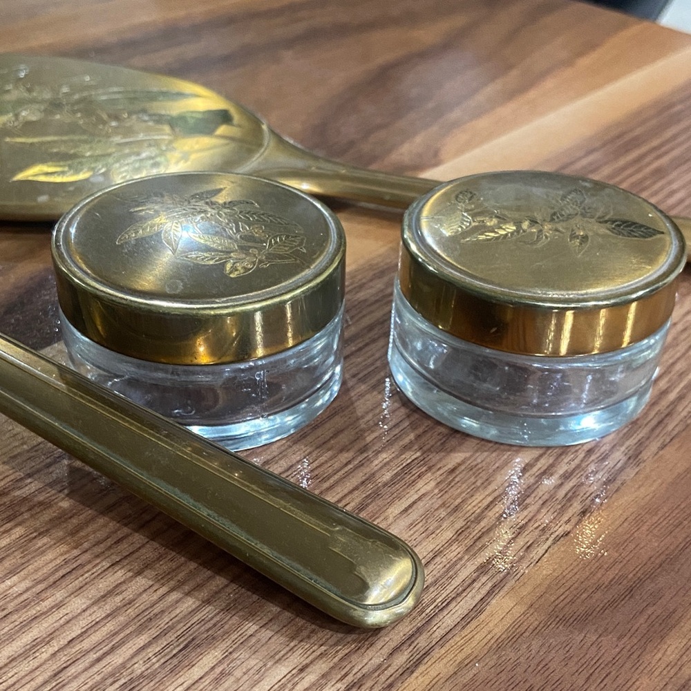 Elegant Gold Vanity Set - Picture 4 of 7
